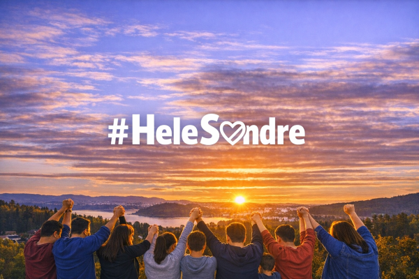 Bilde av menensker som ser utover skog, hus og fjord med teksten #HeleSøndre